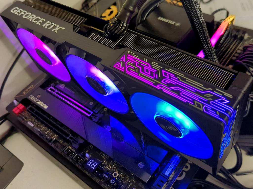 Angetestet: KFA2 GeForce RTX 5080 1-Click OC.