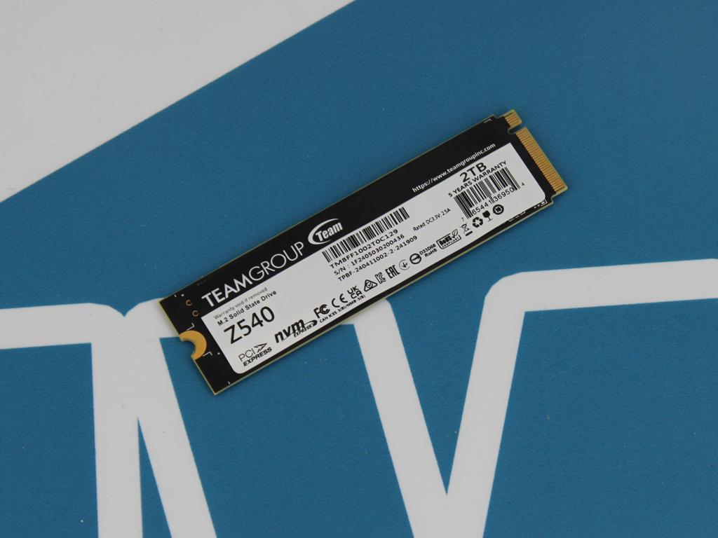 Auf der Oberseite finden Controller und Flash Platz.