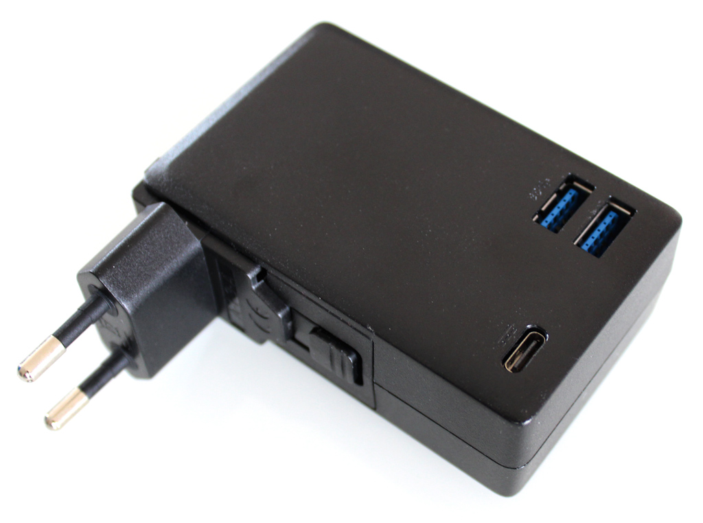 Das mitgelieferte Steckernetzteil hat einen USB-3.0-Hub integriert und macht das System somit etwas flexibler einsetzbar.