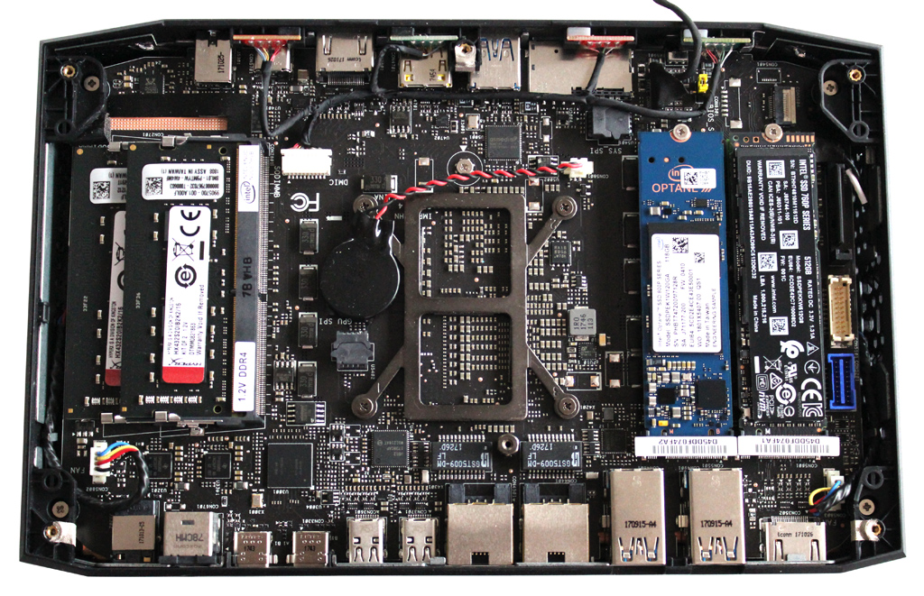 Vollgepackt mit Technik: Ein Blick auf die Hauptplatine inkl. SSD(s) und SO-DIMMs.