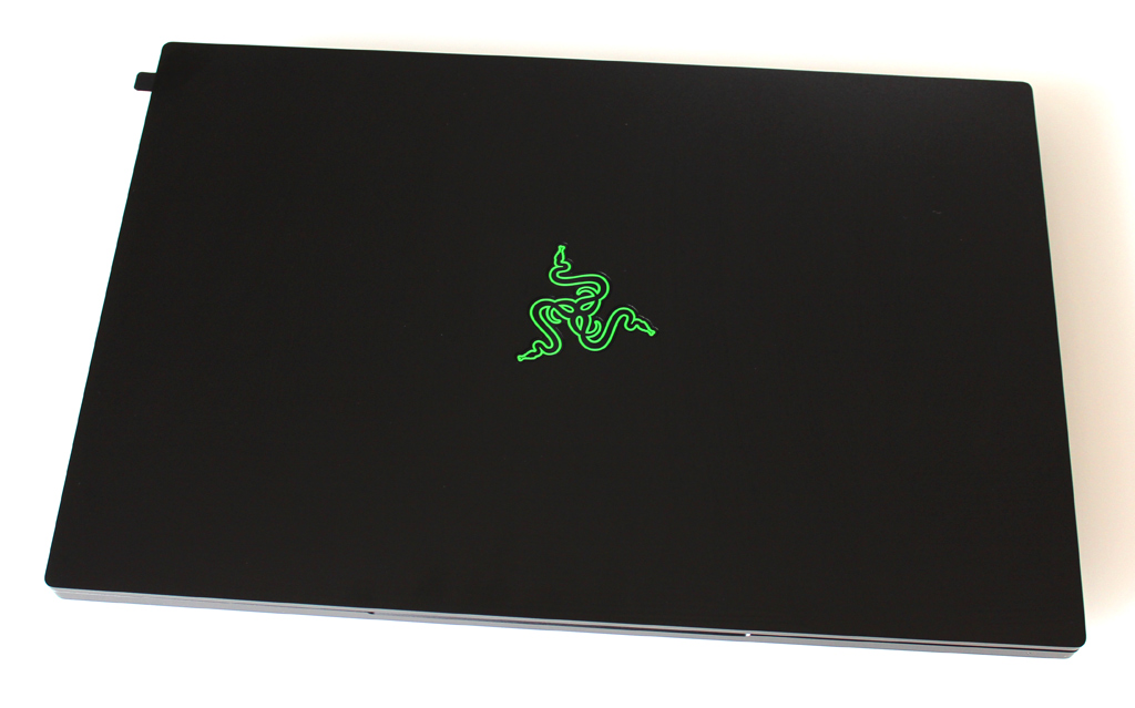 Auch das Razer-Logo auf dem Gehäusedeckel ist beleuchtet.