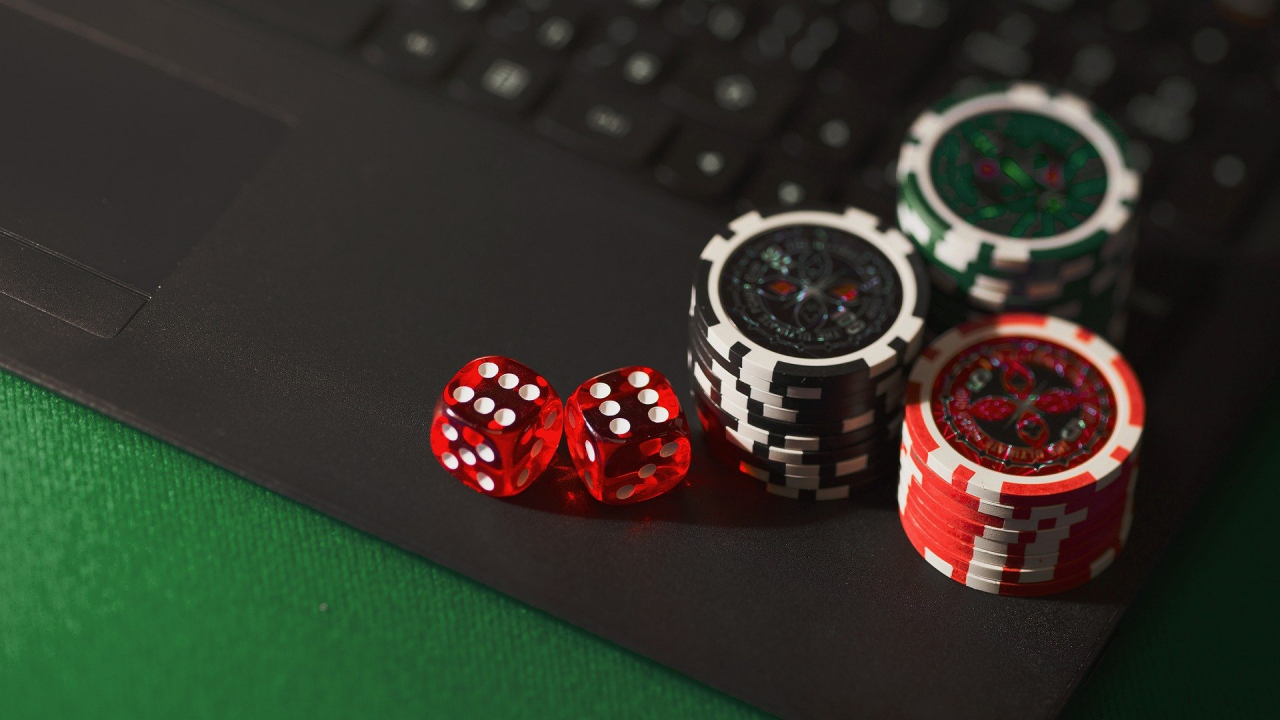 Online-Casinos sind problemlos auf Smartphones, Tablets oder PCs nutzbar (Bildquelle: Pixabay)